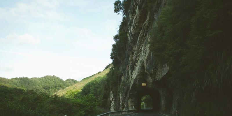 成都眼科专家详解：翼状胬肉切除联合自体干细胞移植术——不止于视力矫正的精准治疗